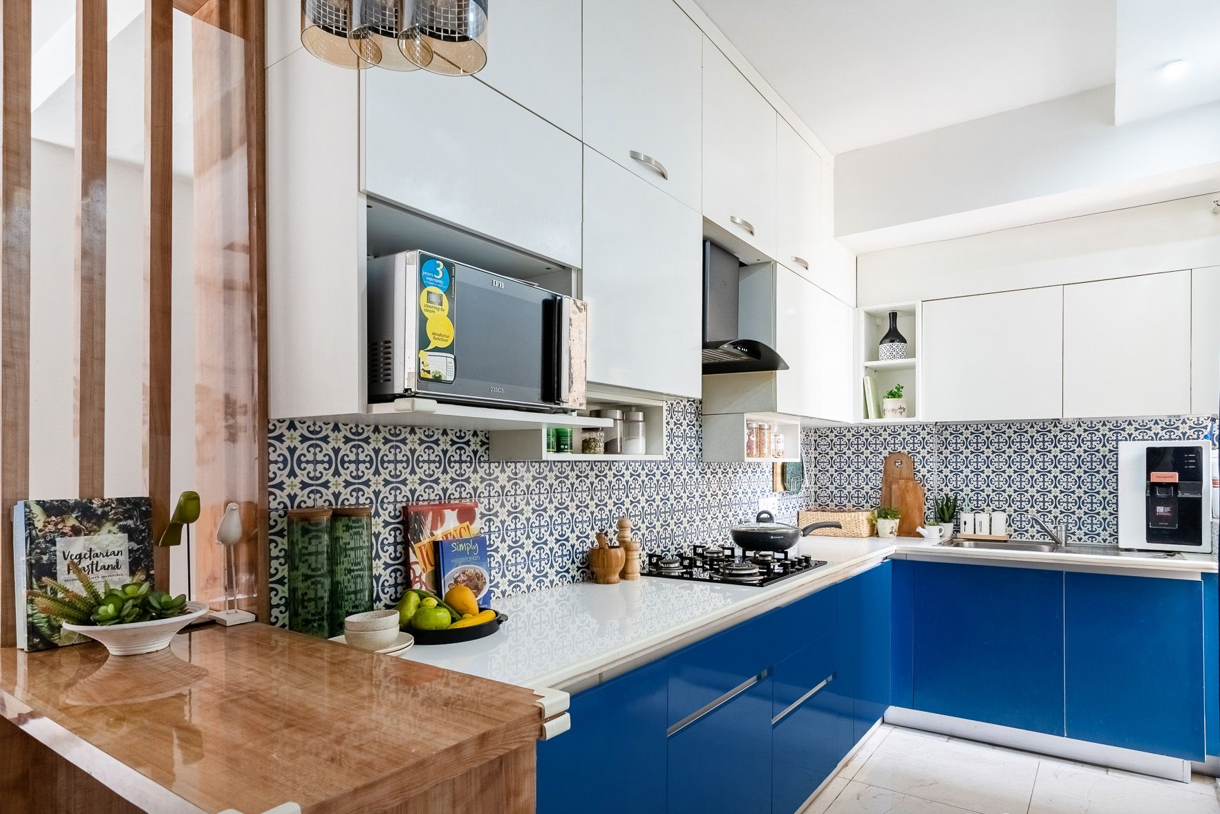 Modern U-Shaped Kitchen Design with Kingfisher Blue and Frosty White Cabinets