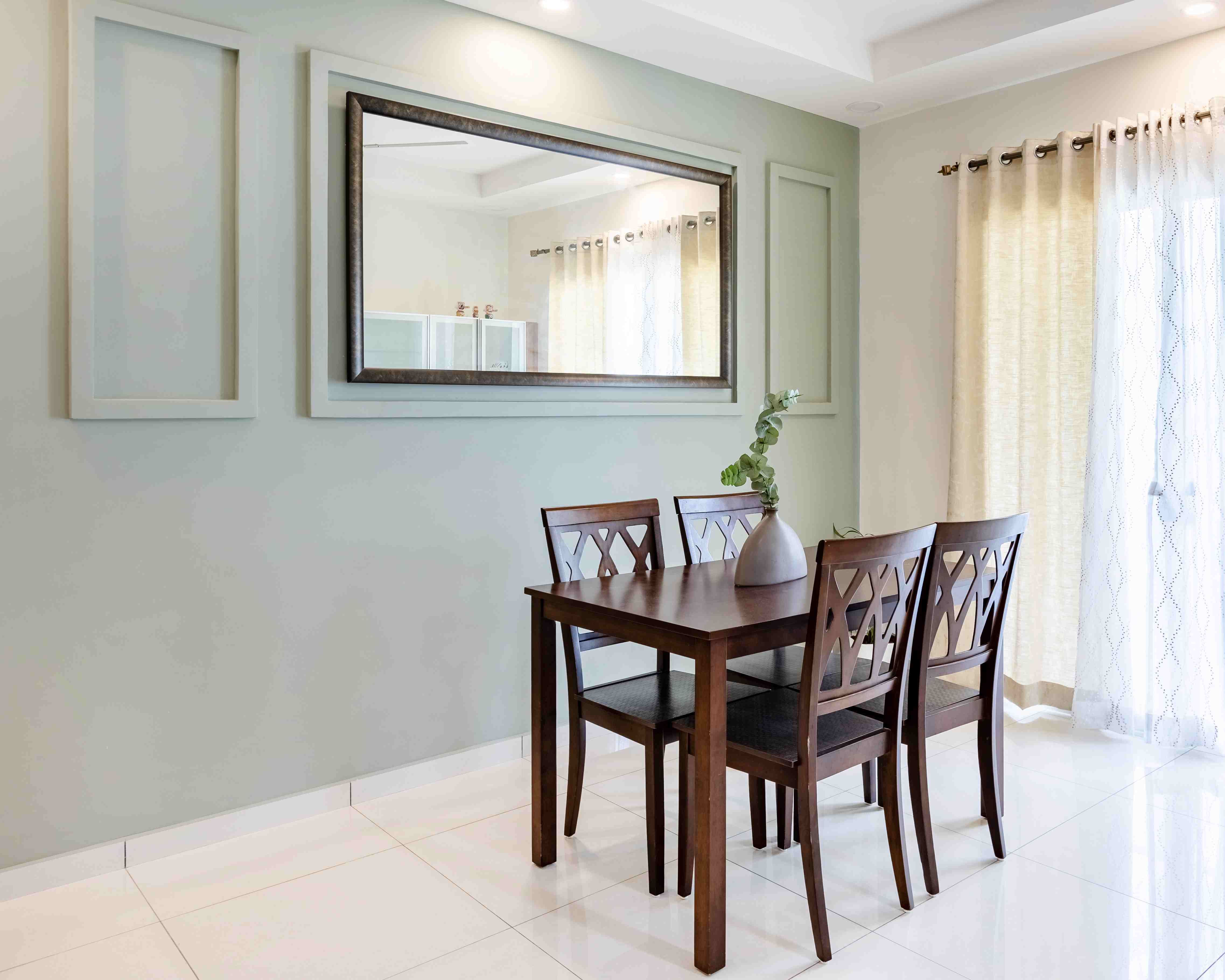 Modern Dining Room Wall Design With A Rectangular Mirror